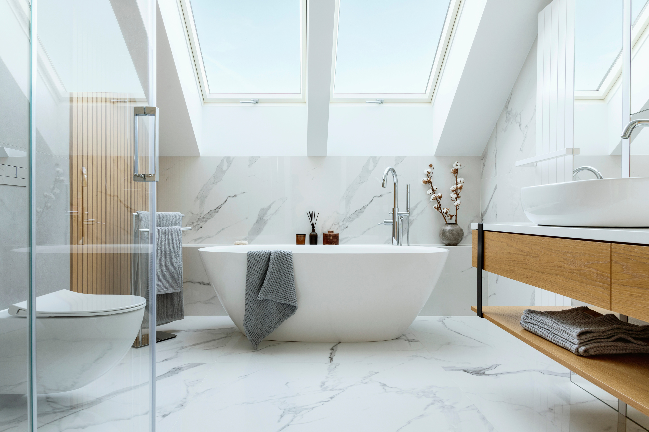 Badezimmer-modern-Marmor-weiß.jpg